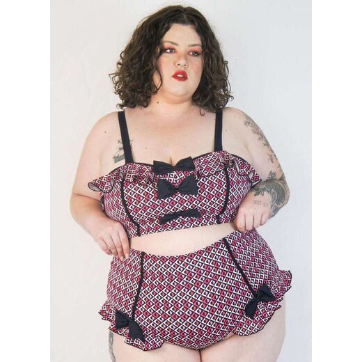 BIQUÍNI PLUS SIZE - TOP DECOTE PRETO E HOT PANT LACINHO FLORAL