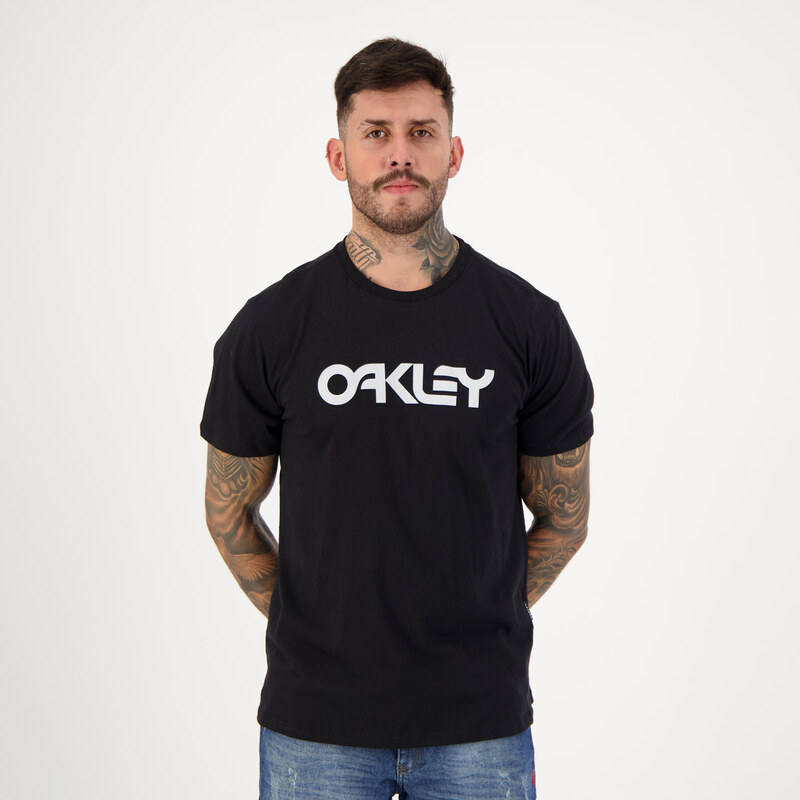 Preços baixos em Camisetas Oakley Preto para Homens