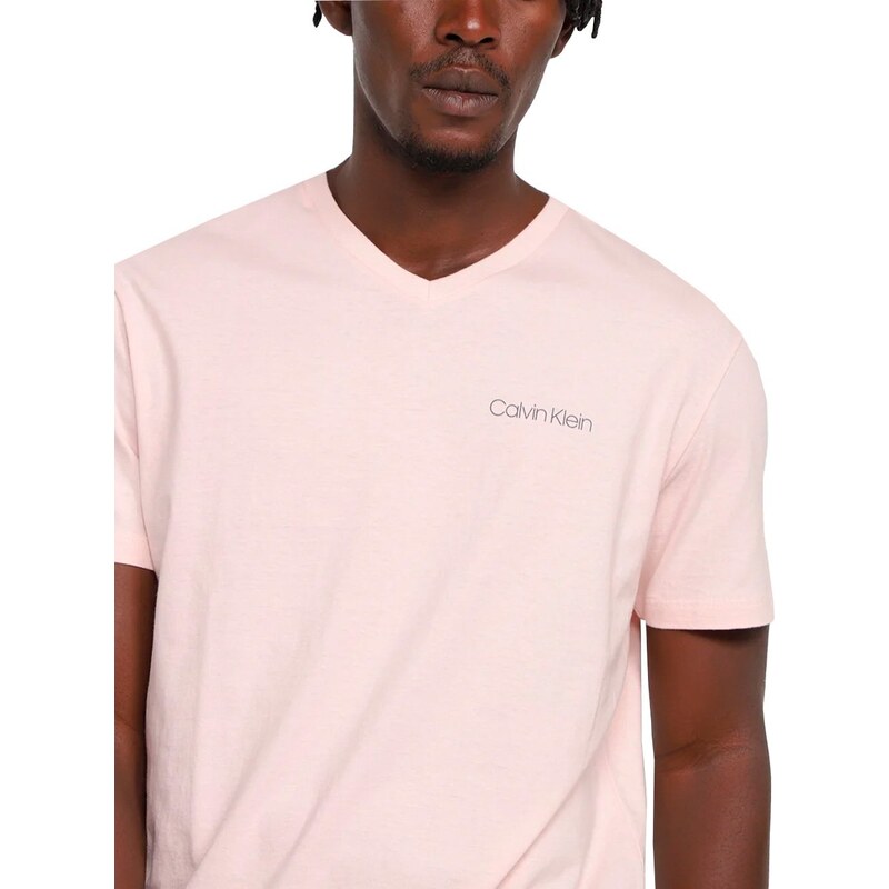 https://static.glami.com.br/img/800x800bt/392720803-camiseta-calvin-klein-swimwear-masculina-v-neck-slim-fit-logo-rosa-claro.jpg
