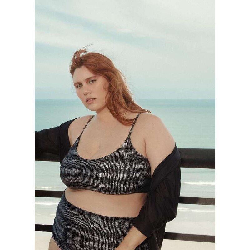 Bold Beach Top Básico Estampado Plus Size Preto 