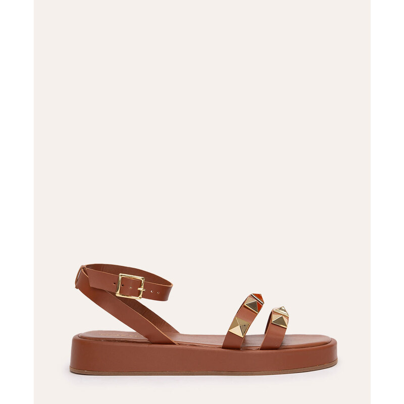 C&A sandália flatform com tiras e tachas marrom