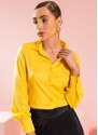 Gris Camisa Feminina com Botão Amarelo